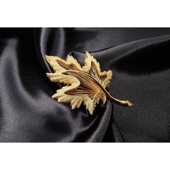 Vintage MONET Gold-Tone Leaf Brooch Pin Maple Leaf Design Elegant - Picture 3 of 5